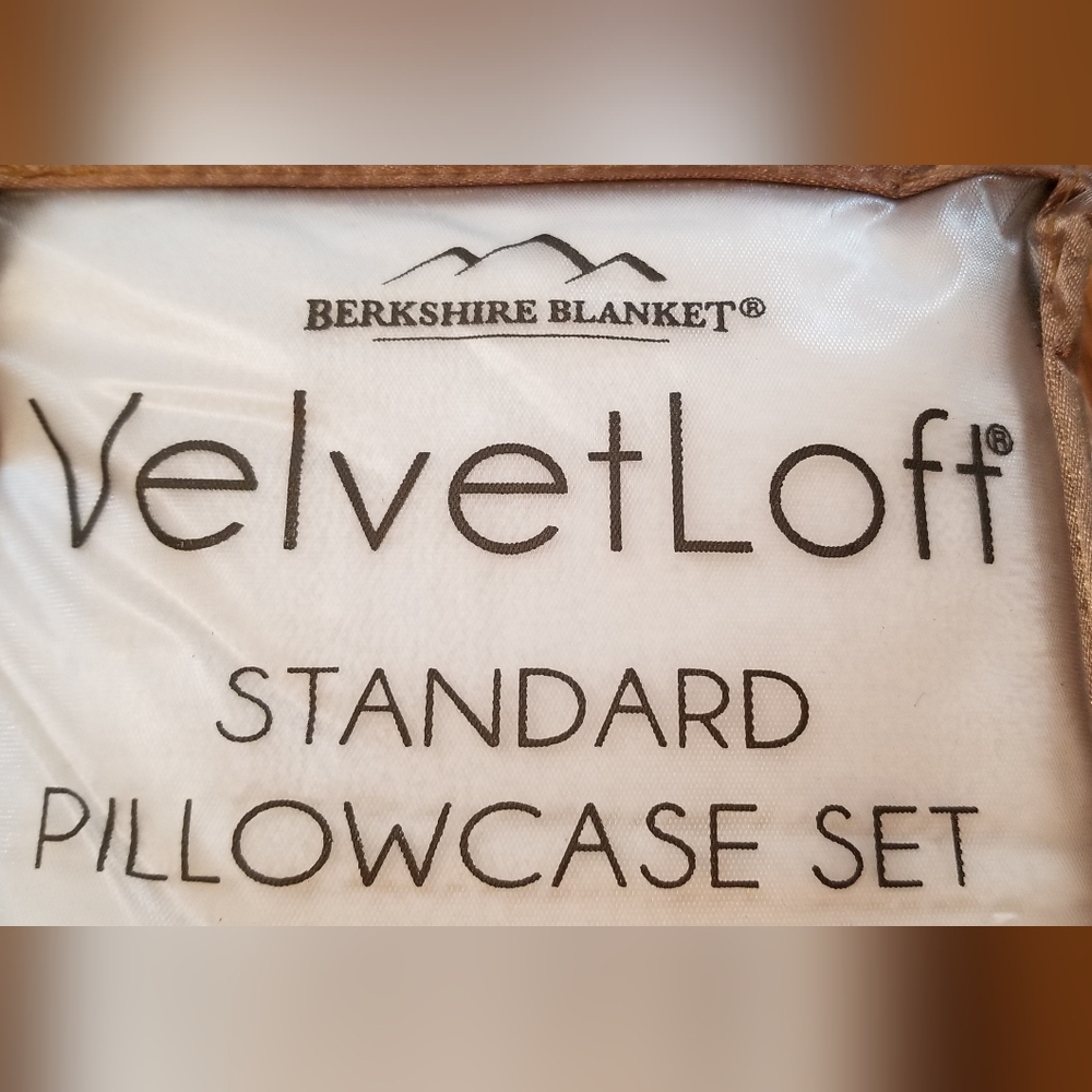 VelvetLoft NWT standard pillowcases set of 2